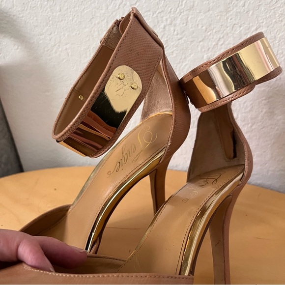 Fergie Pointy Toe Heel Gold Ankle Strap Size 10 - Picture 3 of 12